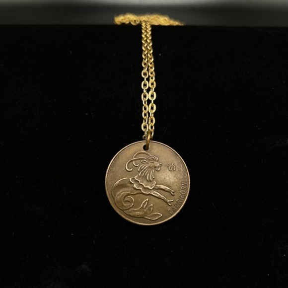 Vintage Zodiac Horoscope Pendant Capricorn - Picture 1 of 2